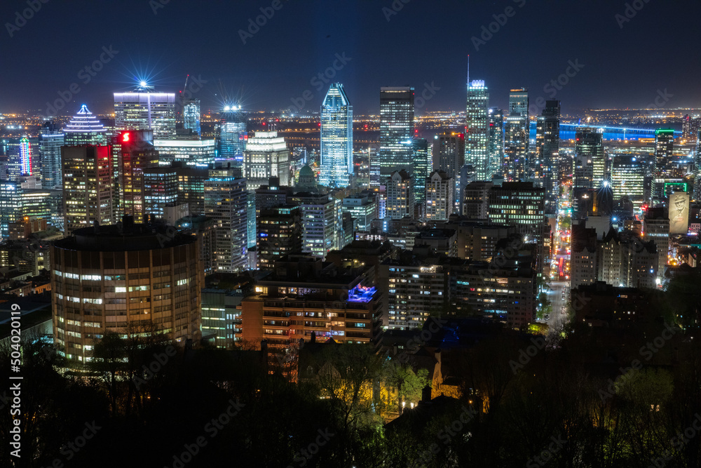 Obraz premium Cityscape View of Montréal, Quebec, Canada at Night from Mont Royal