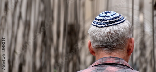 Photos Mann mit Kippa auf grauem Haar