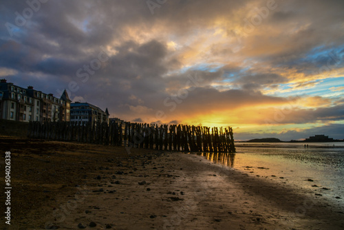 Coucher de soleil sur les brises-lames de Saint-Malo