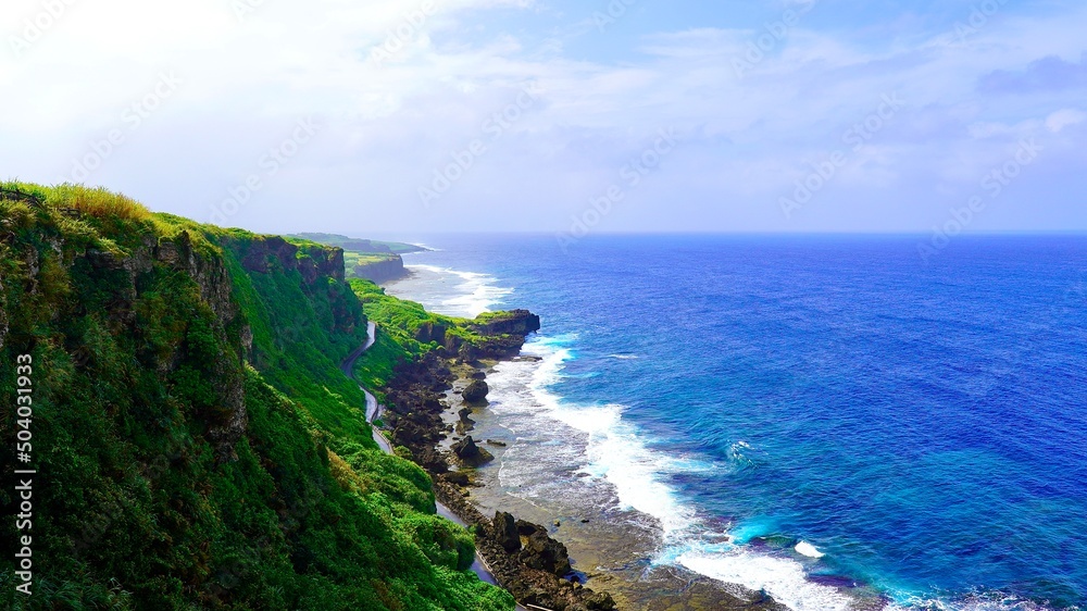 沖縄県伊江島の湧出（ワジ）という美しい海岸の風景