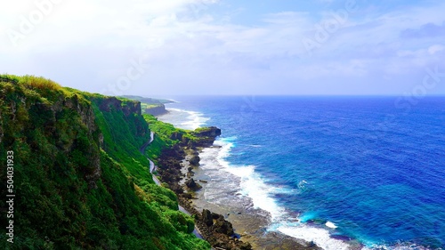 沖縄県伊江島の湧出（ワジ）という美しい海岸の風景