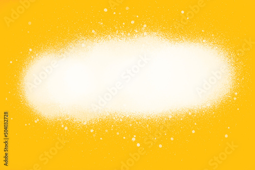 Textura fondo amarillo brillante con una mancha de salpicadura con pintura blanca. Vista de frente y de cerca. Copy space photo