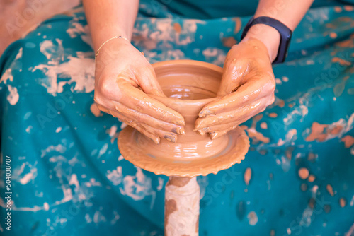 Fotografia Female potter making ceramic pot on the pottery wheel