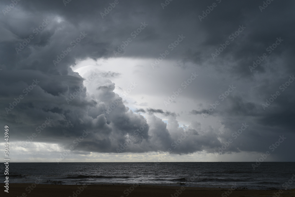 temporal de viento y lluvia en playa
