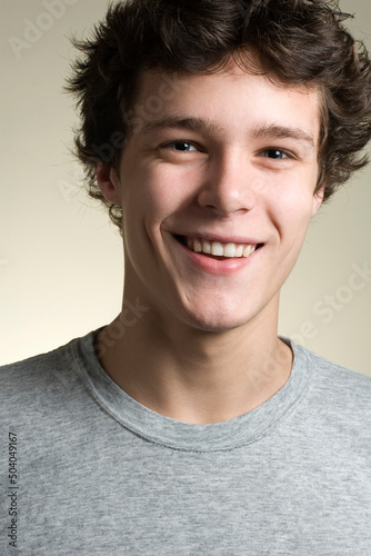 Young man happily smiling at camera © Atelier Knox