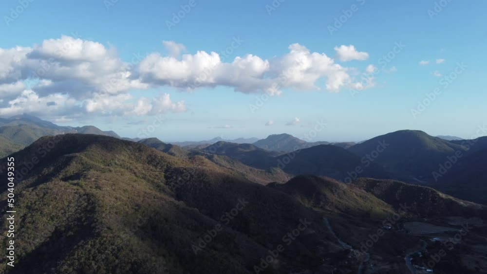 hermosas coordilleras rodeadas de impresionantes nubes y e; cielo azul hermosas coordilleras rodeadas de impresionantes nubes y e; cielo azul