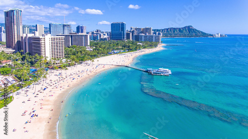 Aerial view Waikiki Beach in Honolulu on Oahu, Hawaii © Ryan Tishken