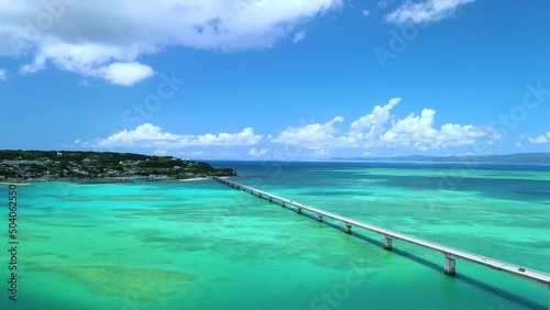 【空撮動画・沖縄】沖縄県古宇利大橋と青い海を航空撮影⑥