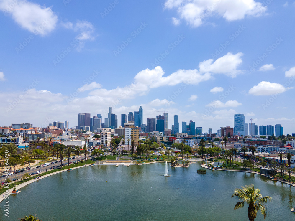 Fototapeta premium Los Angeles skyline looking from local park