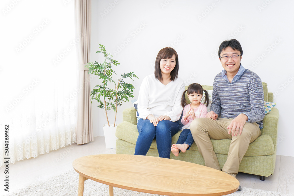 家族と家で過ごす幸せなファミリー
