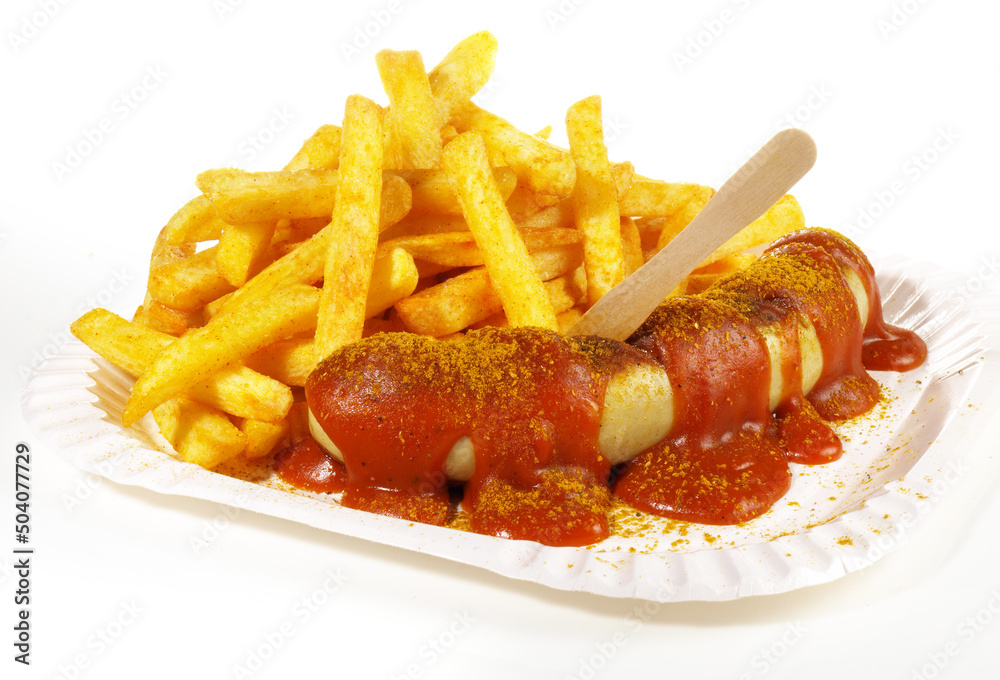 Currywurst mit Pommes Frites auf weißem Hintergrund - Freigestellt