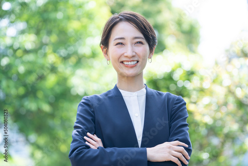 スーツを着た日本人女性