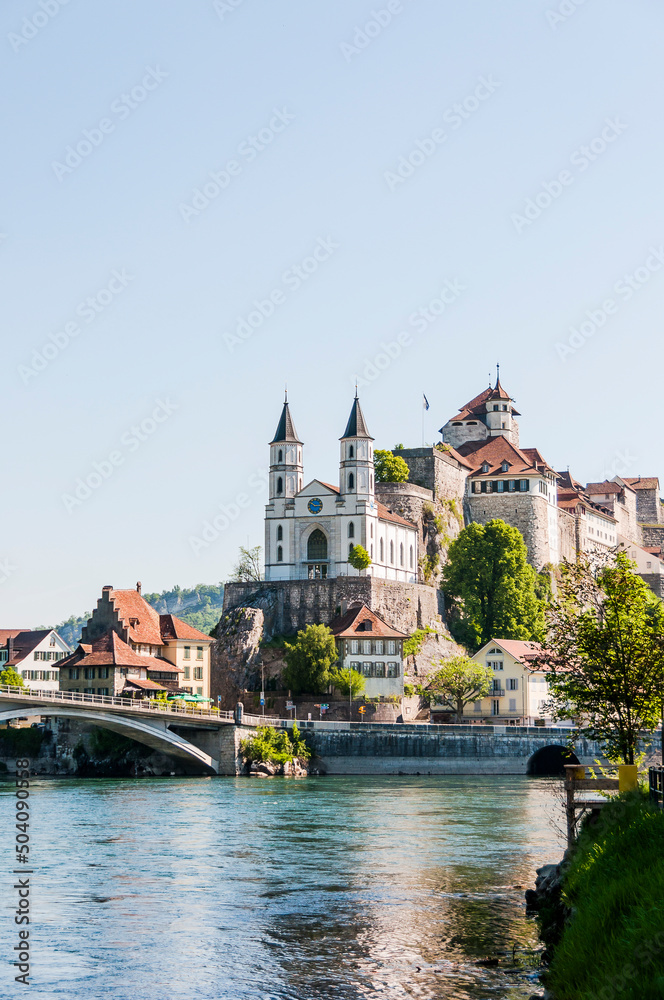 Obraz premium Aarburg, Kirche, Festung, Aare, Fluss, Altstadt, Altstadthäuser, Flussufer, Uferweg, Brücke, Aargau, Zofingen, Frühling, Sommer, Schweiz