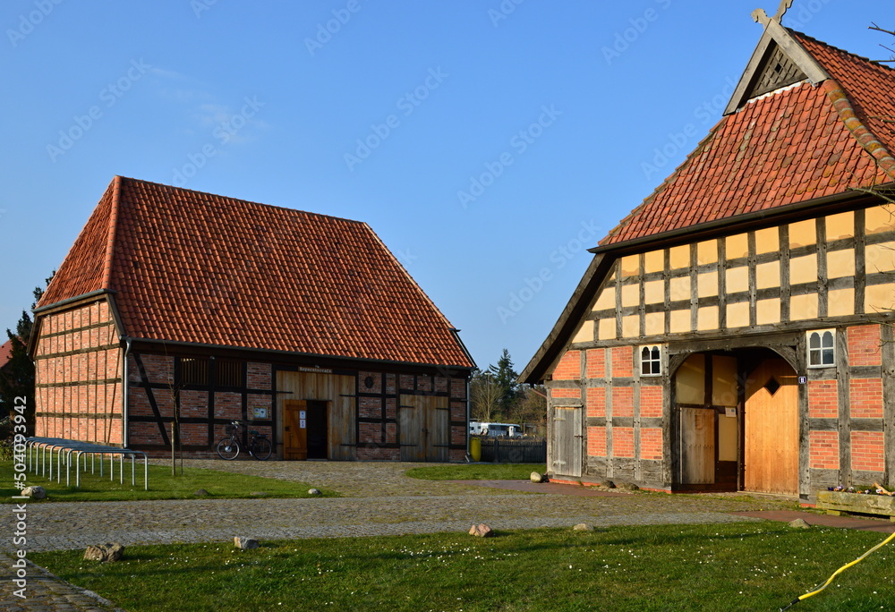 Historischer Bauernhof im Frühling in Dörverden, Niedersachsen