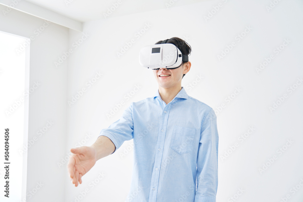 男性 VRゴーグル 仮想現実 握手 男性 VRゴーグル 仮想現実 握手