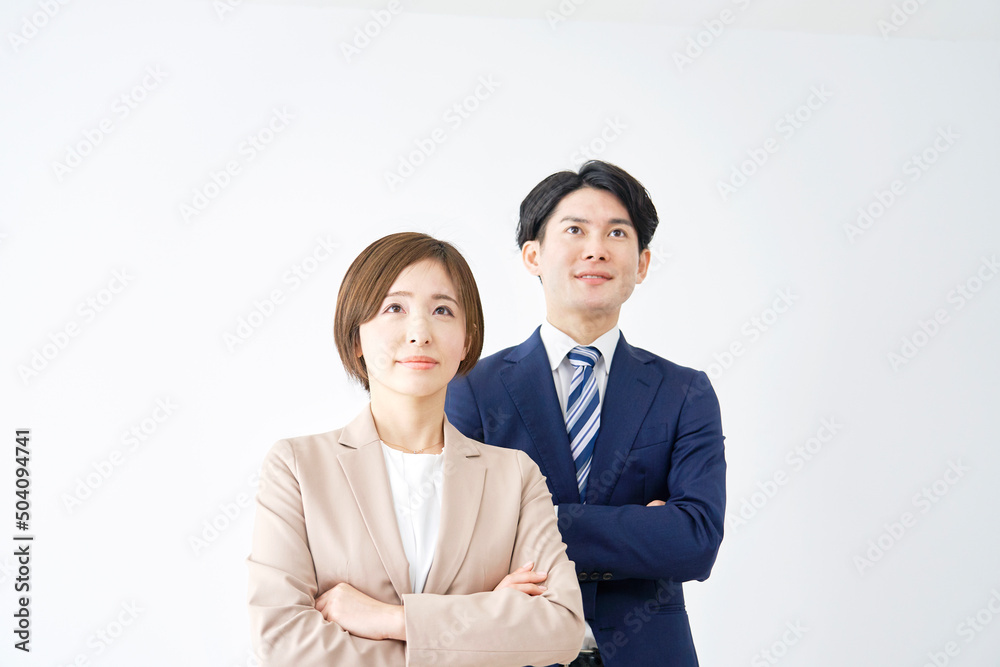 ビジネスウーマンとビジネスマン　ポートレート　白背景　腕組み