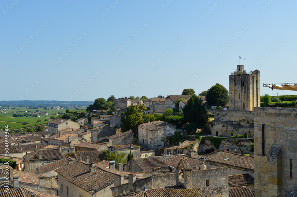 La ville de Saint Emilion et le donjon roman de la Tour du Roy