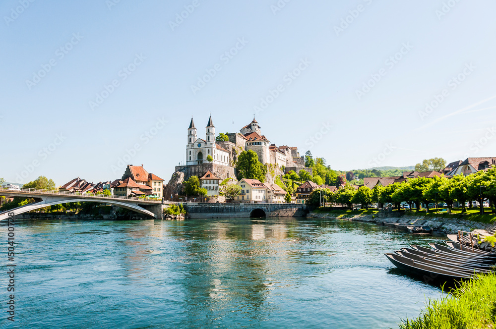 Obraz premium Aarburg, Kirche, Festung, Aare, Fluss, Altstadt, Altstadthäuser, Flussufer, Uferweg, Brücke, Boote, Wassersport, Aargau, Zofingen, Frühling, Sommer, Schweiz