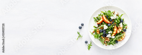 Φωτογραφία Peach, blueberry and arugula fresh fruit salad with cheese and almond nuts