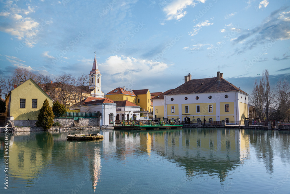 Altstadt von Tapolca in Ungarn mit dem Malom lake im Vordergrund