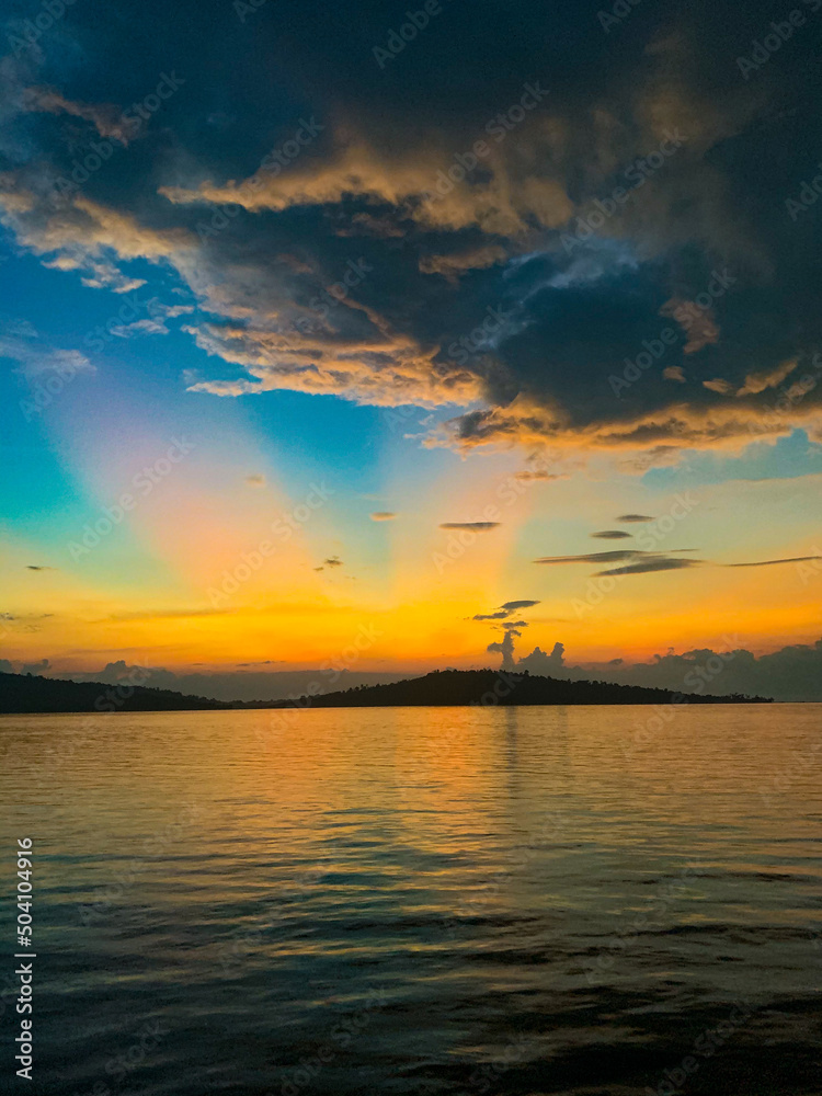 Naklejka premium sunset over the sea