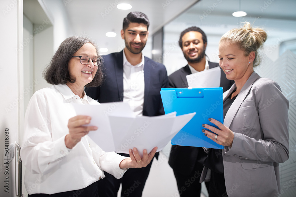 Gruppe Geschäftsleute freut sich über Business Deal Gruppe Geschäftsleute freut sich über Business Deal