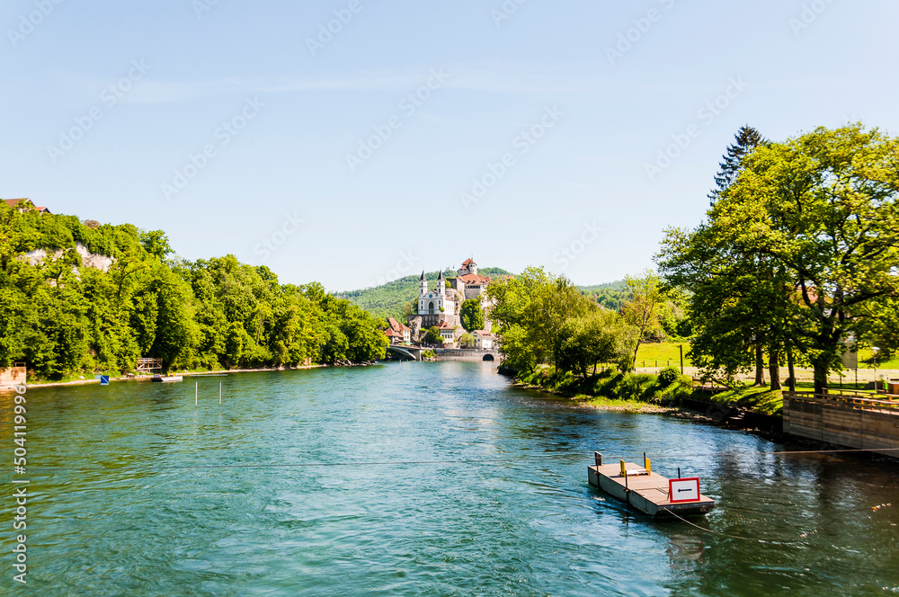 Aarburg, Kirche, Festung, Aare, Fluss, Altstadt, Altstadthäuser, Flussufer, Uferweg, Boote, Wassersport, Aargau, Zofingen, Frühling, Sommer, Schweiz