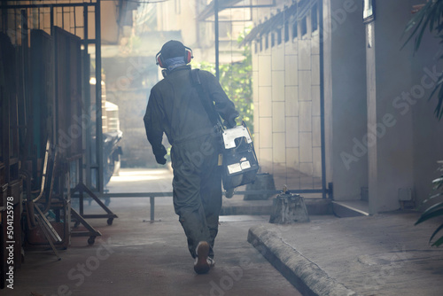 Quadro em tela A worker using fumigation mosquitoes machine for kill mosquito