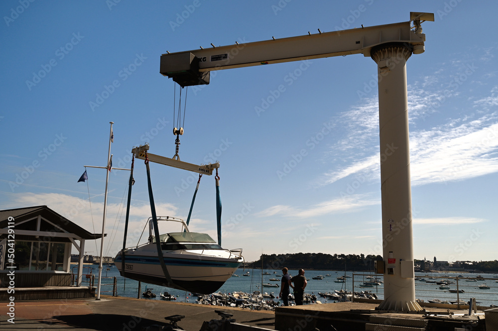 Grue Portuaire Levant Un Bateau Moteur Pour Le Mettre L eau Dans Le grue-portuaire-levant-un-bateau-moteur-pour-le-mettre-l-eau-dans-le
