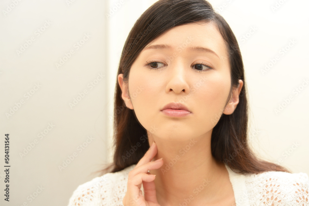 肌のトラブルに悩む女性