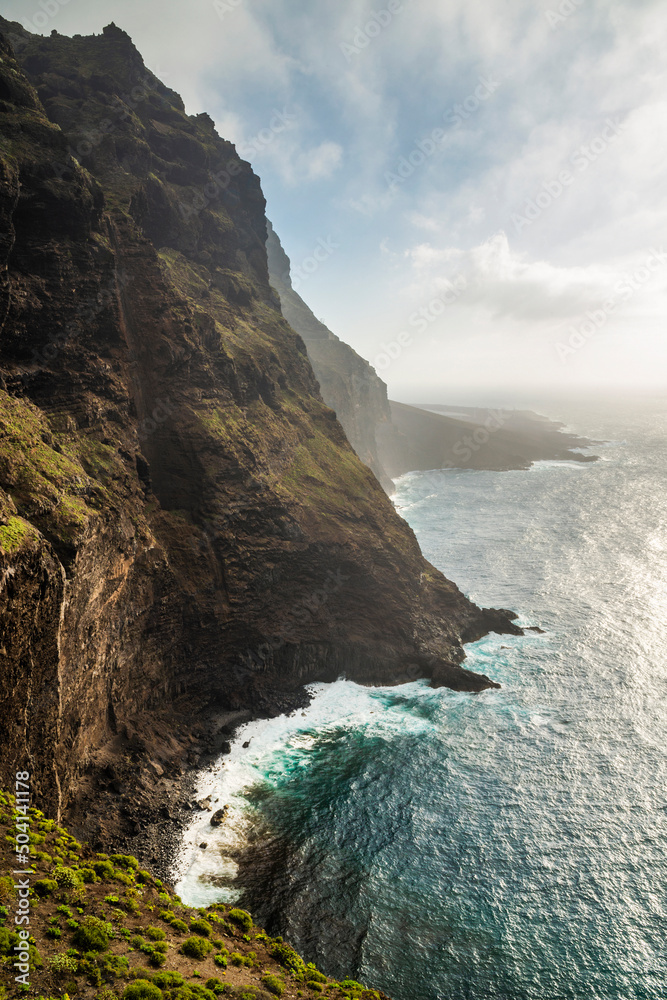 Vista del acantilados más alto de la isla, situado cerca de Buenavista Norte en Tenerife, Islas Canarias, España
