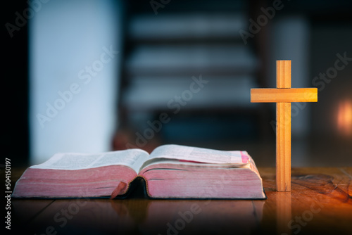 Fototapete The symbol of christian, Cross and bible on wooden table, focus at wooden cross