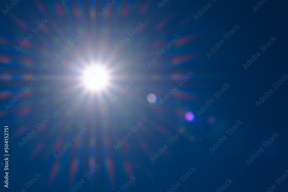Obraz premium Blurred Sun rays against a blue sky