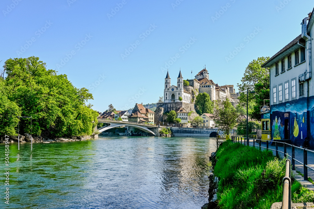 Naklejka premium Aarburg, Kirche, Festung, Aare, Fluss, Altstadt, Altstadthäuser, Flussufer, Uferweg, Aargau, Zofingen, Frühling, Sommer, Schweiz