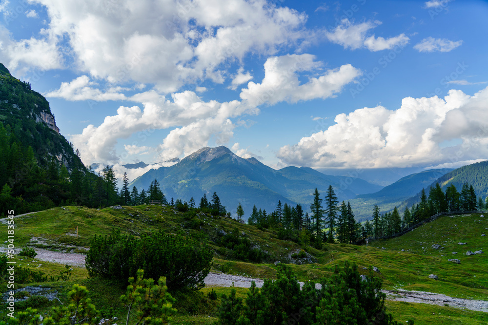 Alpine Straße mit Berg im Hintergrund