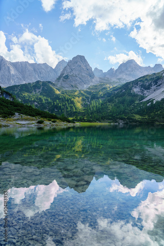 Seebensee Tirol mit Spiegelung der Landschaft, hochkant