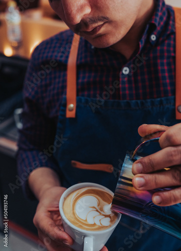 Barista haciendo café, en la cafetería Café di Rosa