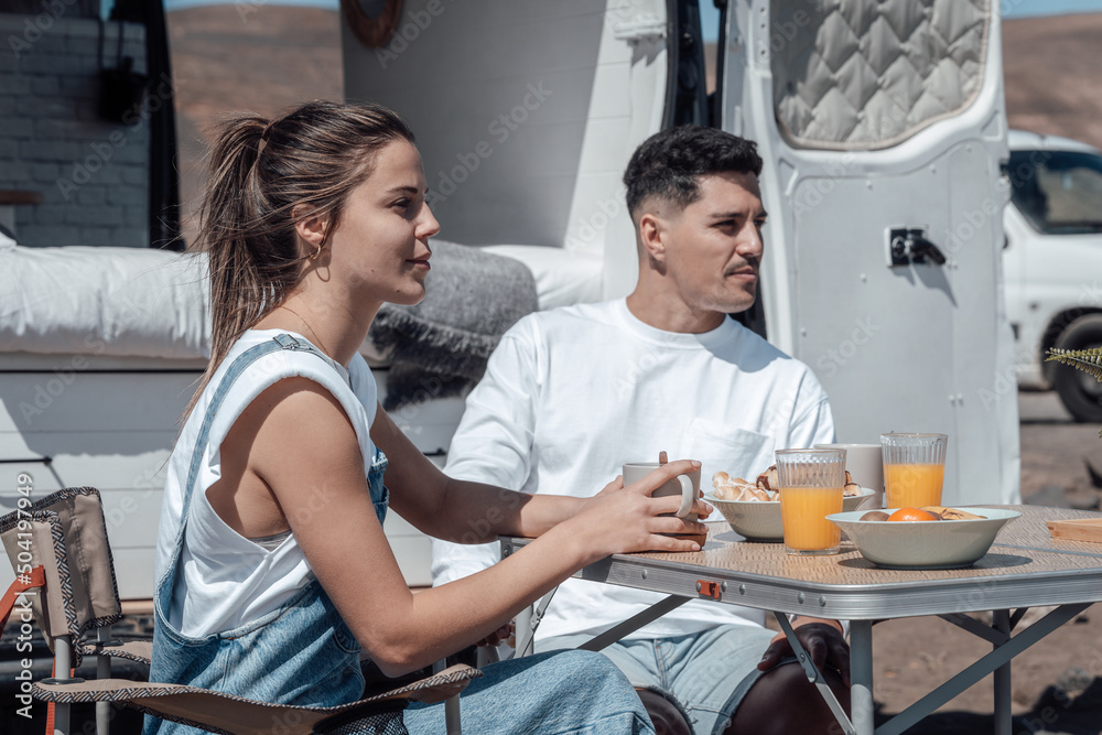 Obraz premium Desayuno en la playa, Camper life, van life