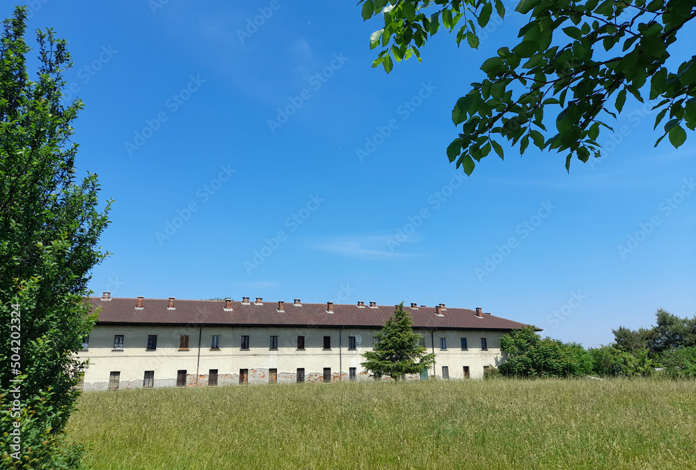 Cascina di campagna con evidenti problemi di umidità di risalita Cascina di campagna con evidenti problemi di umidità di risalita