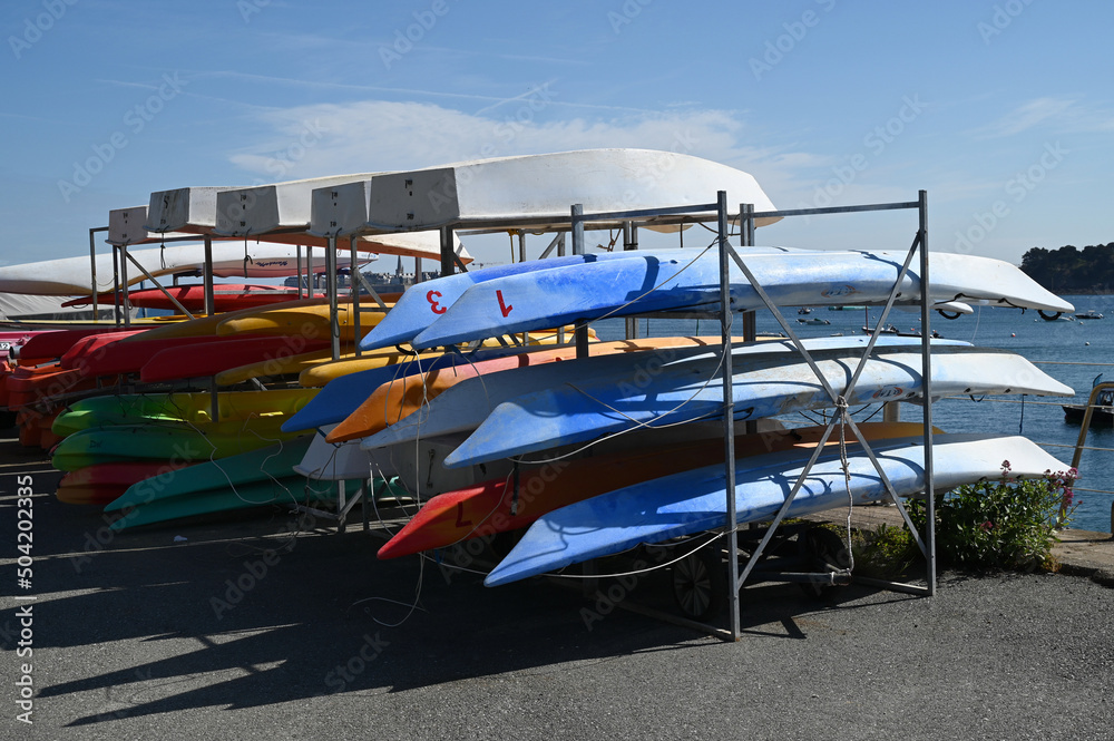 Kayaks et barques sur des racks de rangement sur la port de plaisance de Dinard Kayaks et barques sur des racks de rangement sur la port de plaisance de Dinard