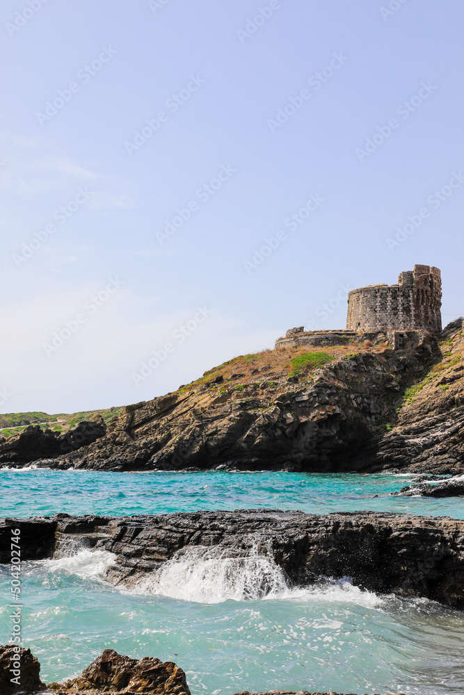 Torre de Sa Mesquida, junto a la playa y al pueblo del mismo nombre, en la isla de Menorca (Islas Baleares, España). Antigua torre de defensa del siglo XVIII, en la época de la dominación británica.