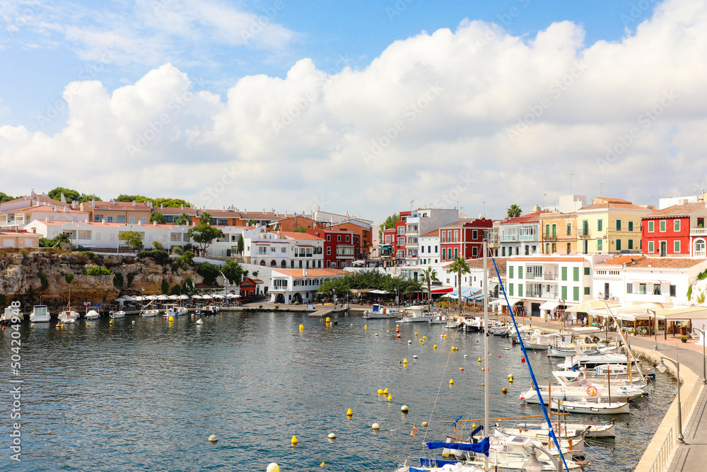 Cales Fonts, en Menorca. Bonito pueblo con puerto pesquero y puerto deportivo, con 
