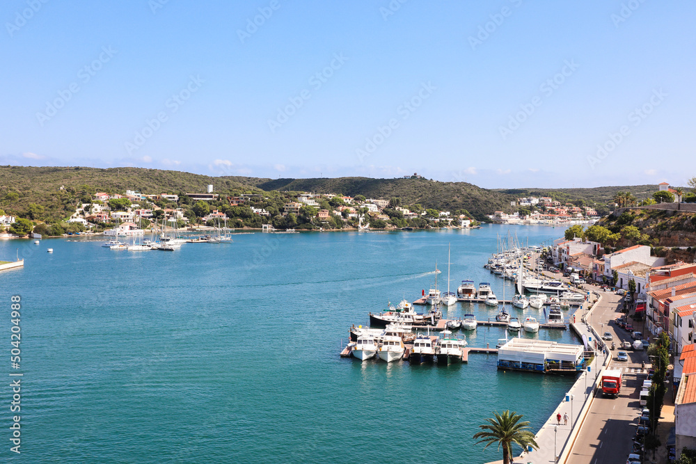 Vista del puerto de Mahón, en Menorca (Islas Baleares, España).