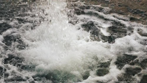 御殿山庭園　人工滝　水面の泡と飛沫　クローズアップ
