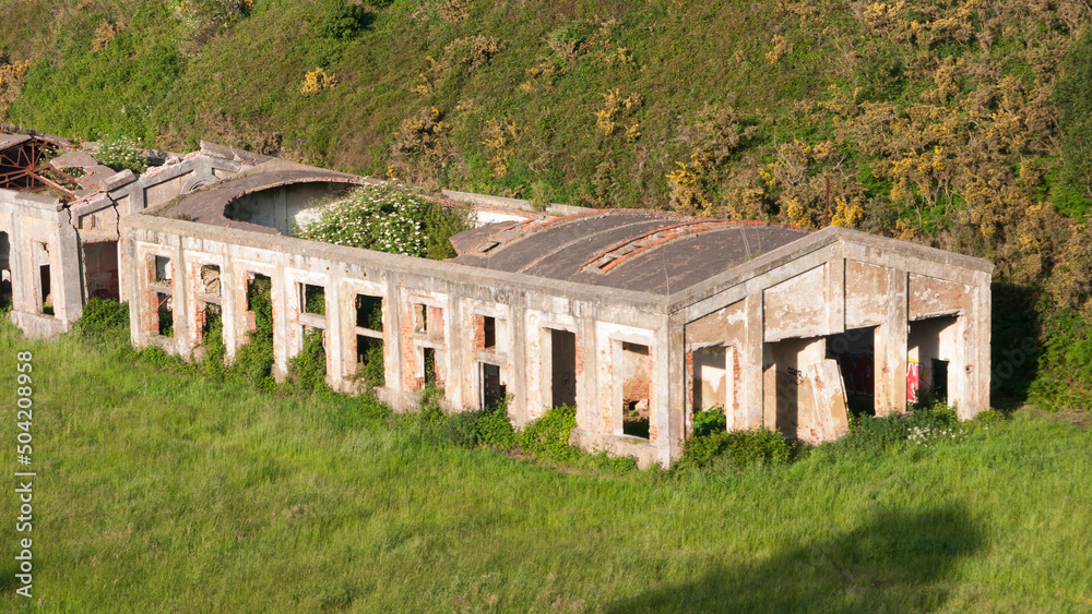 Edificio derruido en mina abandonada