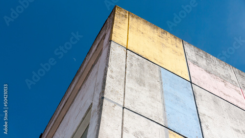 Edificio cúbico de planchas de hormigón