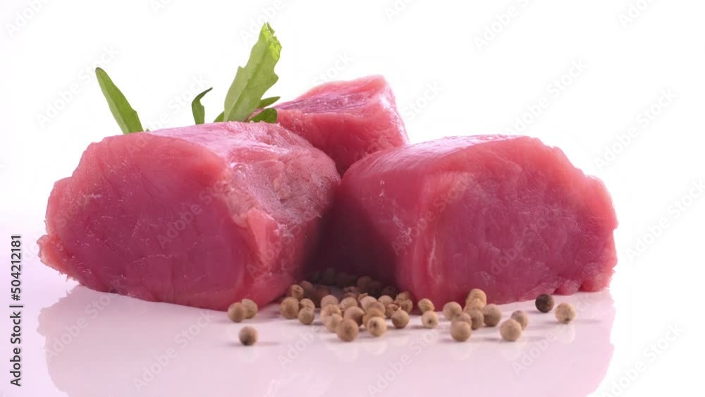Rohes Schweinefilet - Fleisch roh auf weißem Hintergrund - Drehteller Rohes Schweinefilet - Fleisch roh auf weißem Hintergrund - Drehteller
