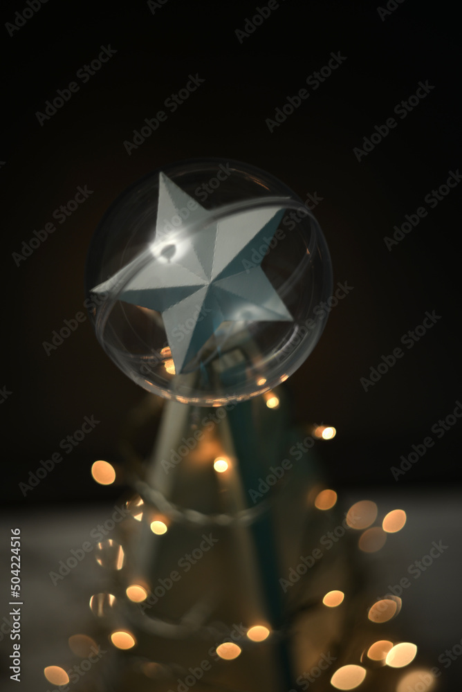 Sapin de Noël pyramide en bois avec guirlande lumineuse led - étoile argentée dans une bulle