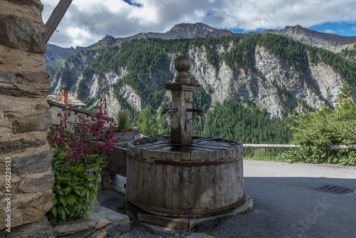 Fontaine en bois du village de Saint Véran dans le Queyras en été , Hautes-Alpes , France