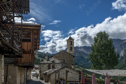 Village de Saint Véran en été , dans les Hautes-Alpes , France photo